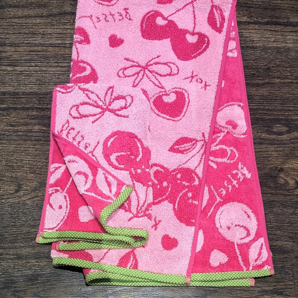 New 2pc BETSEY JOHNSON Cherry Pink Reversible Pink Bath Towel Hand Towel Set